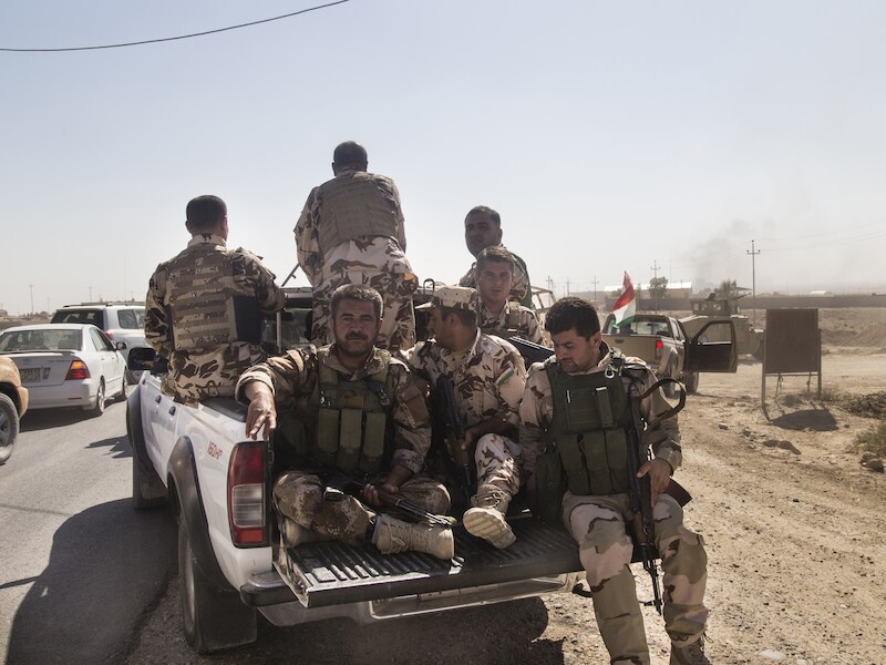De Koerdische Peshmerga met Koerdische politie in Makhmour, Irak.