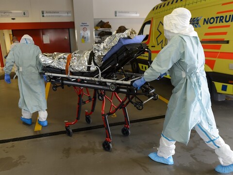 Een ebolapatiënt wordt een ziekenhuis in Sion, Zwitserland, binnengereden.