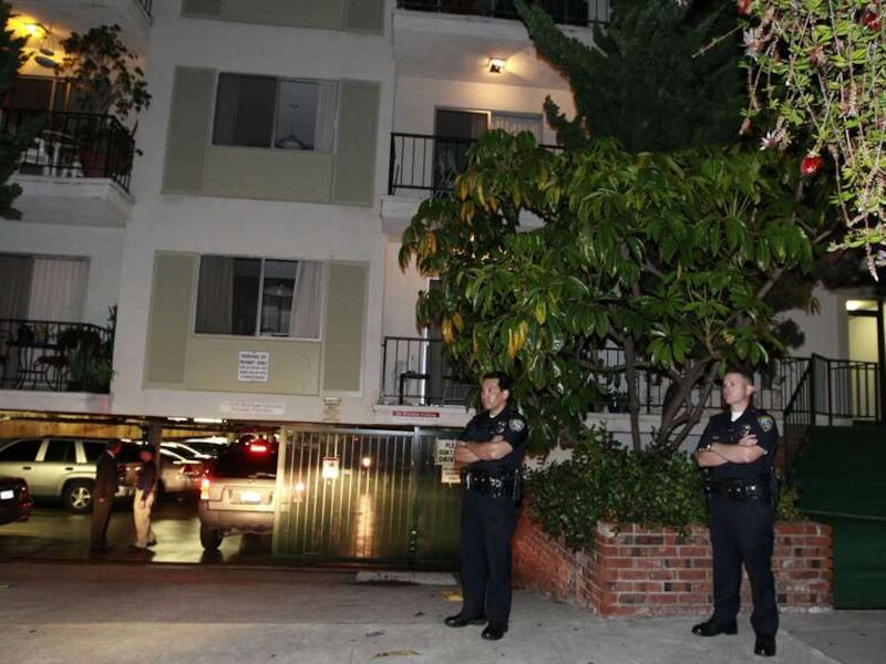 Agenten bewaken het appartementsgebouw in Santa Monica in Californië.
