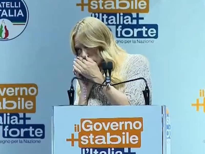 KIJK. Italiaanse premier Meloni onderbreekt speech voor telefoontje van dochter: “Schatje, ik bel je zo terug”