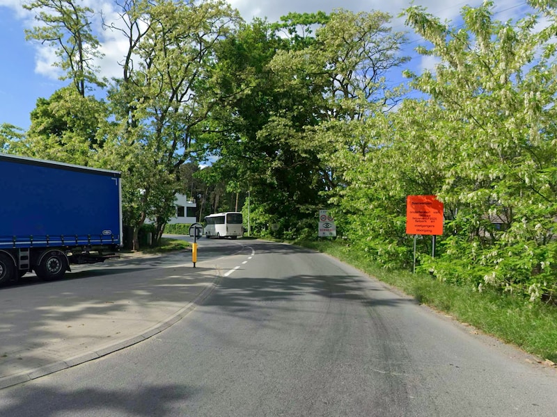 De Industrieweg is een belangrijke route voor zwaar verkeer.