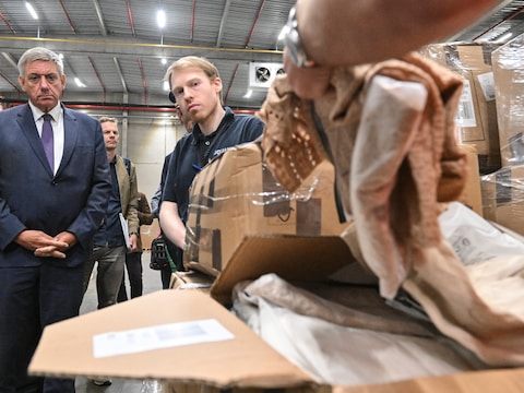 Jan Jambon was vandaag aanwezig op de luchthaven van Luik waar veel goederen uit China aankomen.