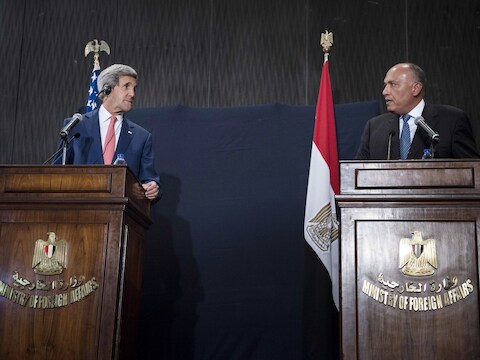 De Amerikaanse minister van Buitenlandse Zaken John Kerry (links) en zijn Egyptische collega Sameh Shukri staan de pers te woord.