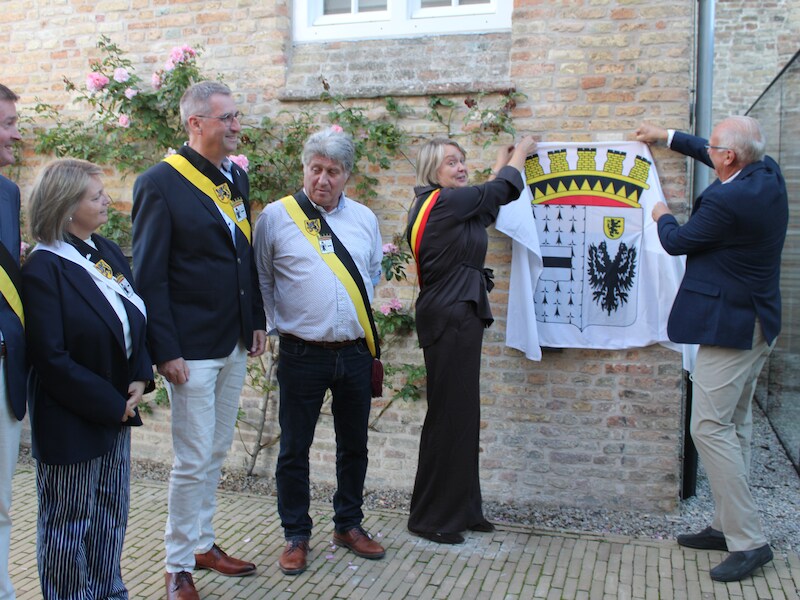 Huidig burgemeester Lieve Castryck onthulde de gedenkplaat aan de muur van het administratief centrum samen met haar voorganger Lode Morlion. Het was ook Lode Morlion die in 2007 trekker was van de aankoop van het verouderde maar prachtige kloostergebouw op de markt van Lo.