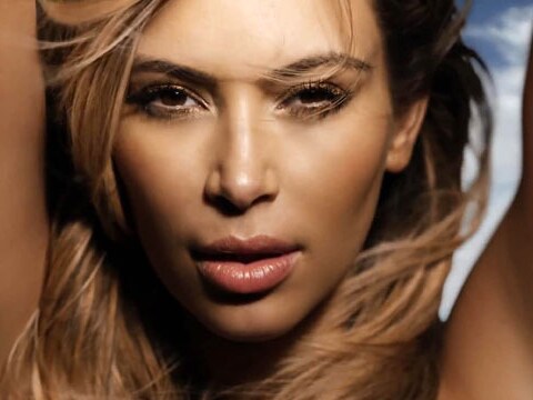 Beeld uit de video van Kanye West waarin Kim Kardashian ook al topless schitterde.