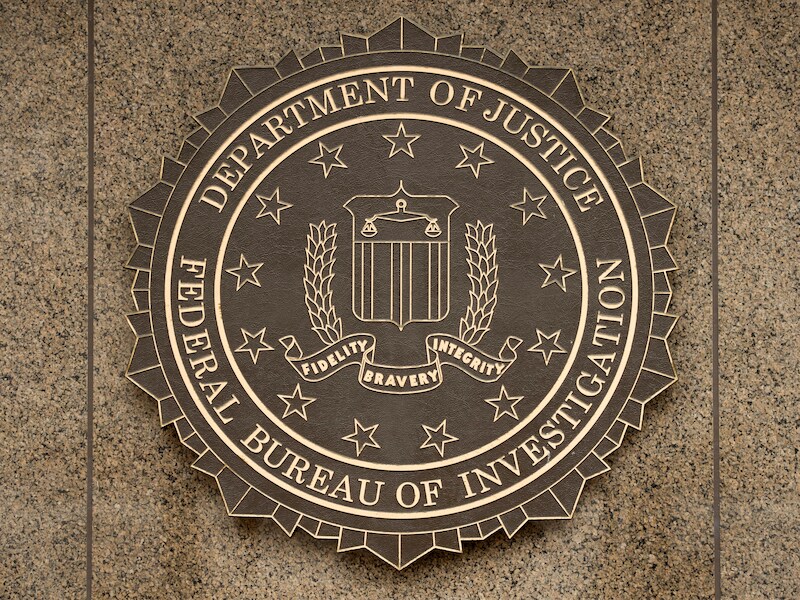 Het logo van de FBI op het J. Edgar Hoover FBI Building in Wahsington.