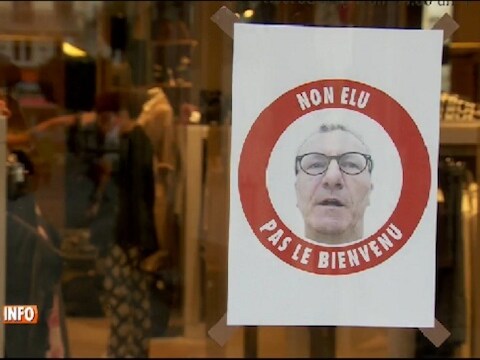 Misnoegde winkeliers hebben deze affiche aan hun raam geplakt.