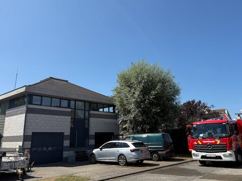 De brand ontstond in het dak van een woning in de Sterrebeeklaan in Oostende.