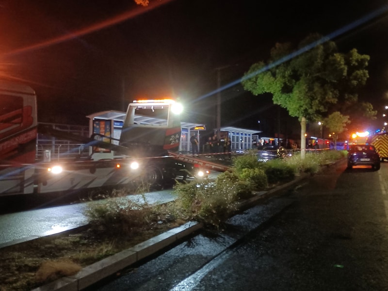 De politie onderzoekt de plek van de aanrijding in Caen.