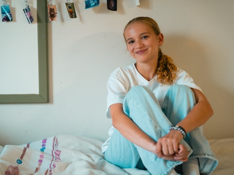 Hoewel Julie (14) haar laatste twee weken van de zomervakantie in een revalidatiecentrum moet spenderen, is ze dolgelukkig, want de overheid komt eindelijk tussen in een peperduur medicijn voor muco.