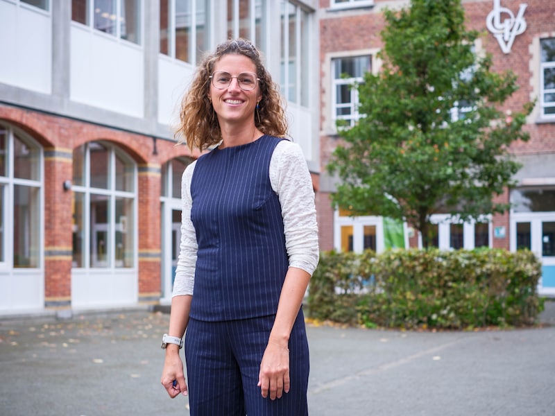 Directeur Evi Van Buggenhout neemt ons mee door de vernieuwde kerkvleugel van OLVP Bornem.