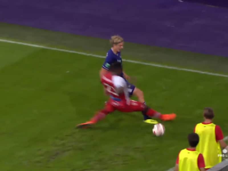 VIDEO. Vranjes krijgt rood na smerige tackle, nadat Pierrot eerder gespaard bleef van uitsluiting
