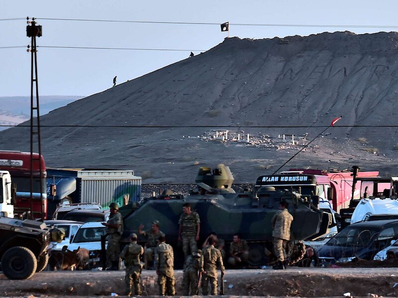 Vlag van IS wappert in het oosten van Kobani