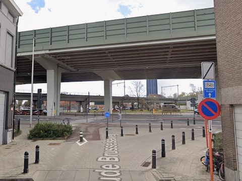 Het ongeval gebeurde op het kruispunt van de Land van Rodelaan en de Oude Brusselseweg in Ledeberg.