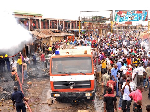 De brandweer rukt uit na een eerdere explosie in de Nigeriaanse plaats Jos, op 20 mei van dit jaar.