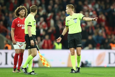 Het ontaardt op Sclessin: Standard-fans gooien met bekertjes naar scheidsrechter D’Hondt, die spelers naar binnen stuurt