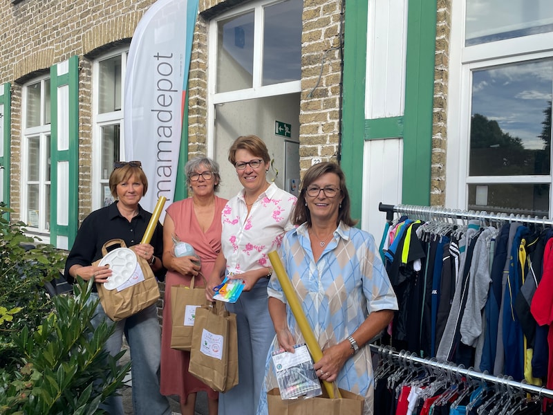 We zien Joke Debackere (Mamadepot Alveringem), Isabelle Cuvelier (Mamadepot Alveringem), schepen Karolien Avonture en Ingrid Dequeker (Mamadepot Alveringem).  
