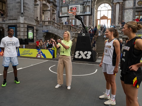 Els van Doesburg trapt een wedstrijd 3x3 basket af in het station. 