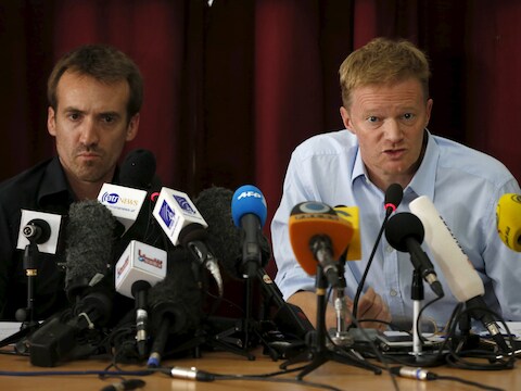 Christopher Stokes (r.) tijdens de persconferentie van Artsen zonder Grenzen.
