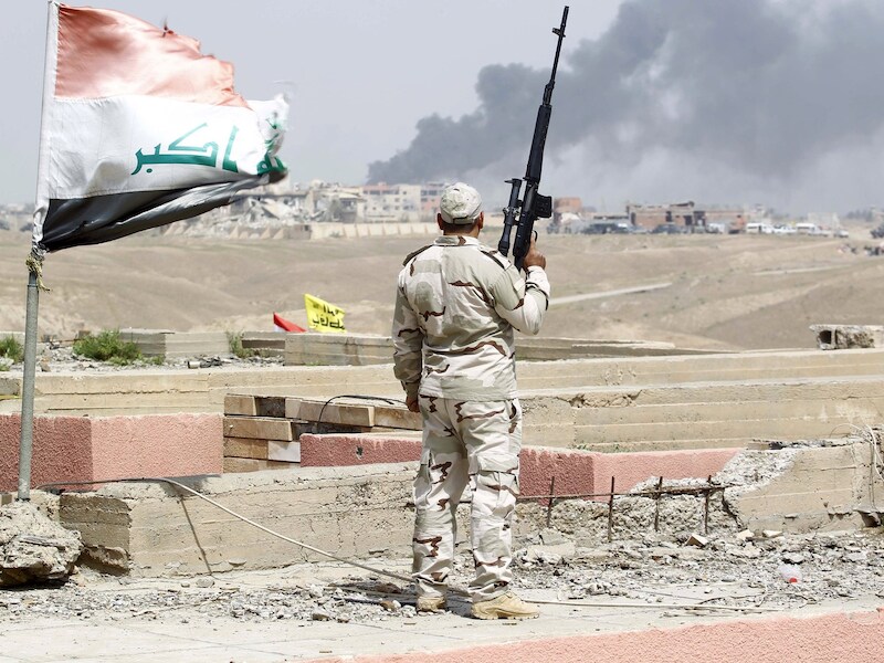 Een Iraakse soldaat kijkt uit over de belegerde stad Tikrit.