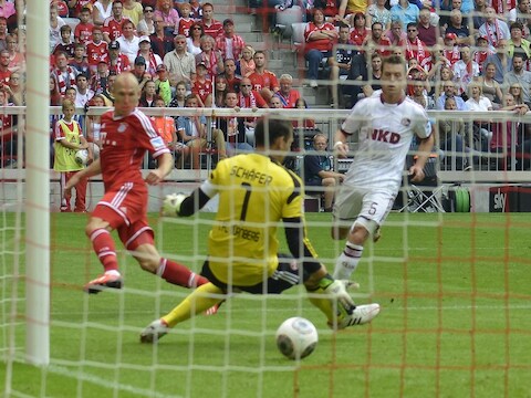 Robben mikt na een fraaie solo door de benen van Schäfer.