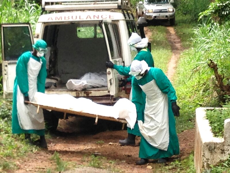 Een ebola-slachtoffer in Sierra Leone wordt weggedragen.