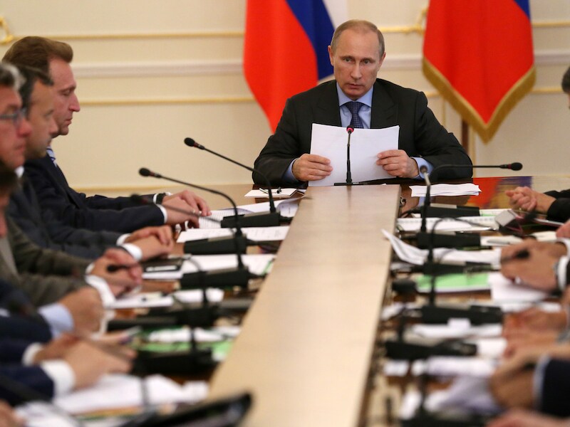 President Vladimir Poetin tijdens een vergadering over de Russische economie.