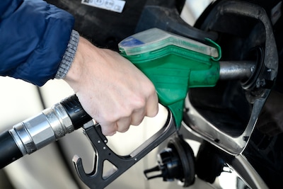 Hoop op verbetering in Straat van Hormuz: prijs Amerikaanse olie 5 procent omlaag