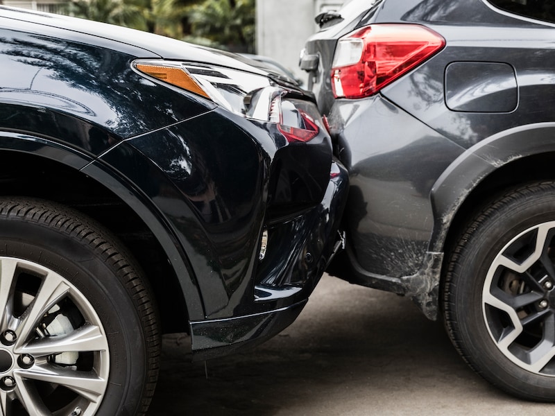 Alle verdachten zouden ongevallen in scène hebben gezet om de autoverzekeraars op te lichten. 