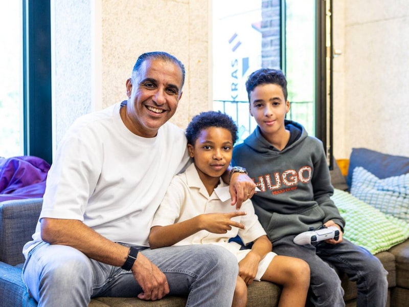 Schepen van Jeugd Karim Bachar (Vooruit) bezocht woensdag de opendeurdag van Kras Hoboken. “Als ik zie hoeveel mensen hier nu samenzijn, kan ik alleen maar concluderen dat er een mooi verhaal wordt geschreven voor de wijk.”