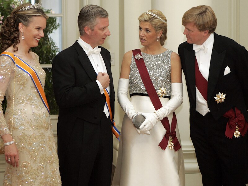 De twee koninklijke paren op een gala voor voormalig Nederlands koningin Beatrix