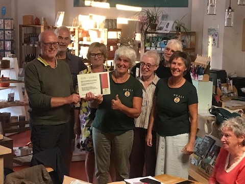 Een vertegenwoordiging van Guali ontving de cheque uit handen van de stuurgroep