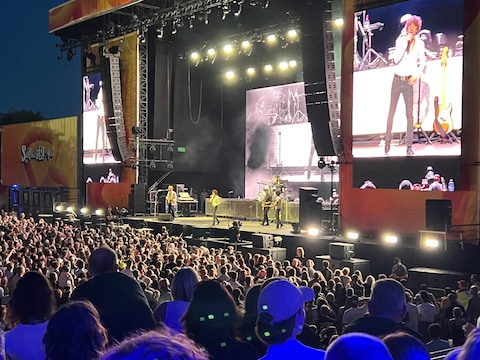 De Britse band The Kooks vuurde festivalklassiekers zoals ‘Naïve’ en ‘Ooh La’ af op het publiek, wat leidde tot uitzinnige reacties op het hele terrein.