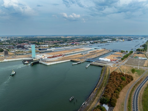 Scheepvaart kan weer ongehinderd door de sluizen op het Kanaal Gent-Terneuzen
