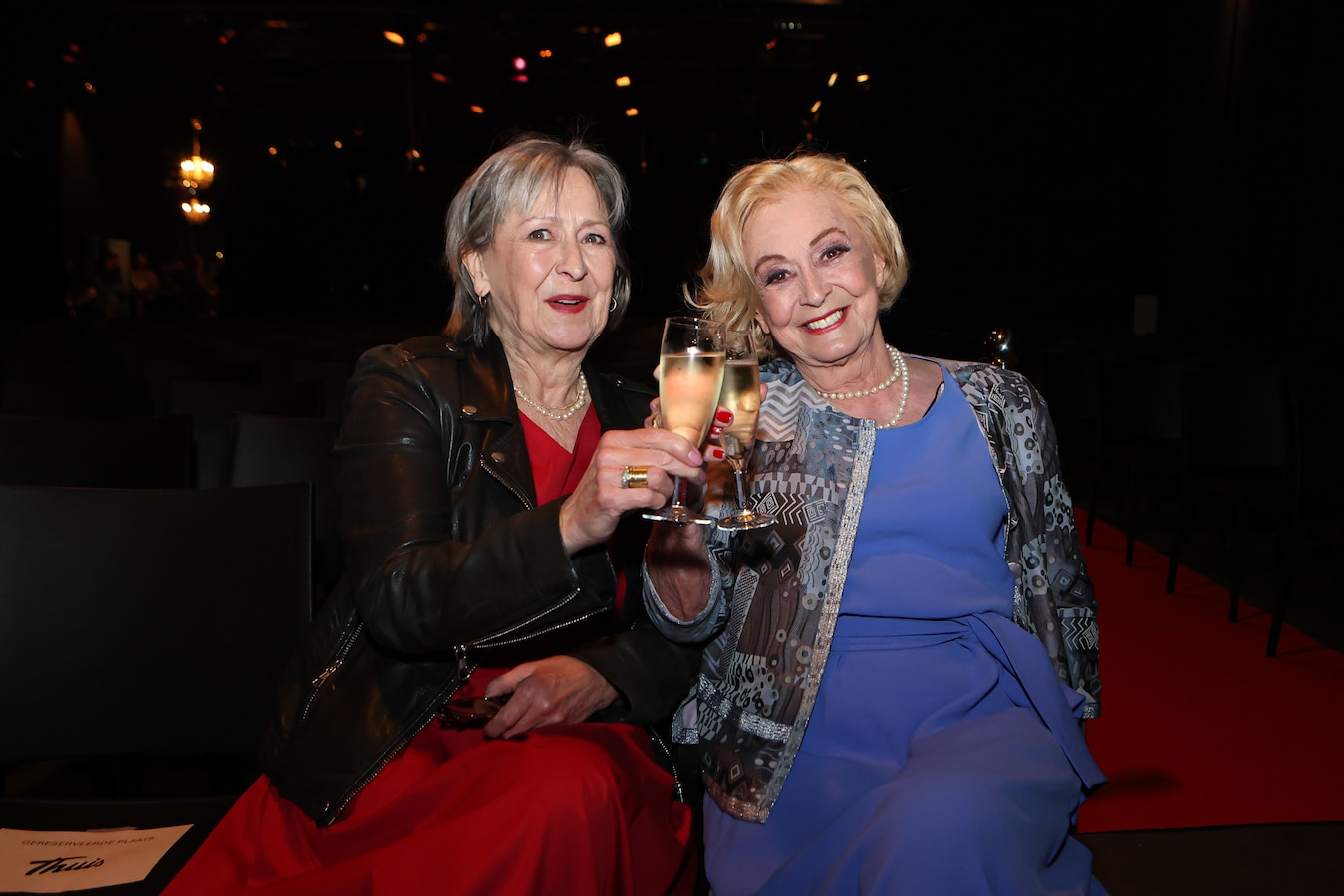 Taart, bubbels en een dode in de midseason: 'Thuis' viert 30ste verjaardag (nu  al) met groots verjaardagsfeest | Foto | hln.be