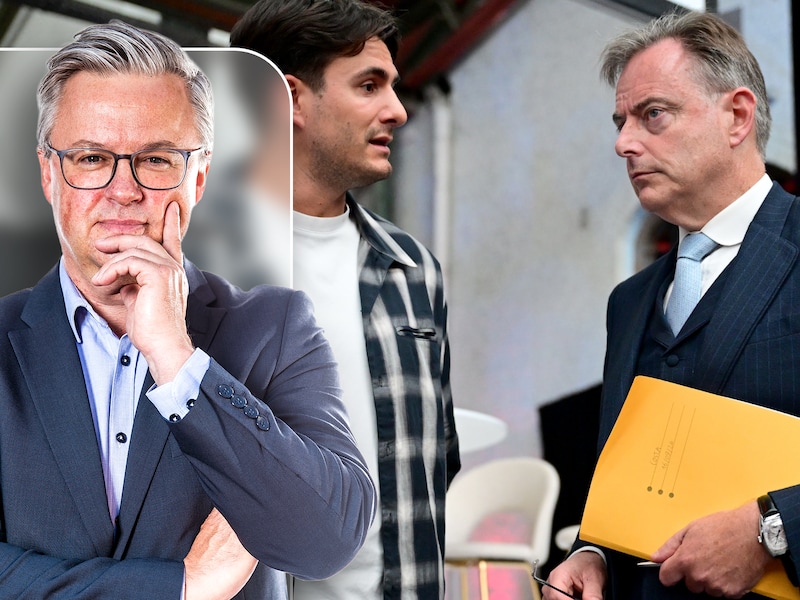 Carl Devos ziet hoe Vooruit met voorzitter Conner Rousseau (l) als enige linkse stem het lastigst zit in het centrumrechtse kabinet van Bart De Wever (r).