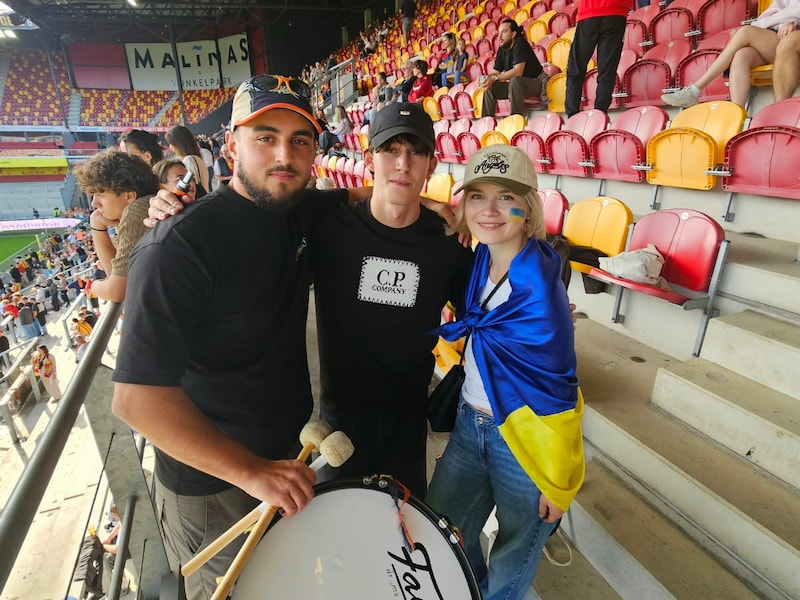 Sergy, Andriy en Katia kwamen naar hun ploeg FC Karpaty kijken.