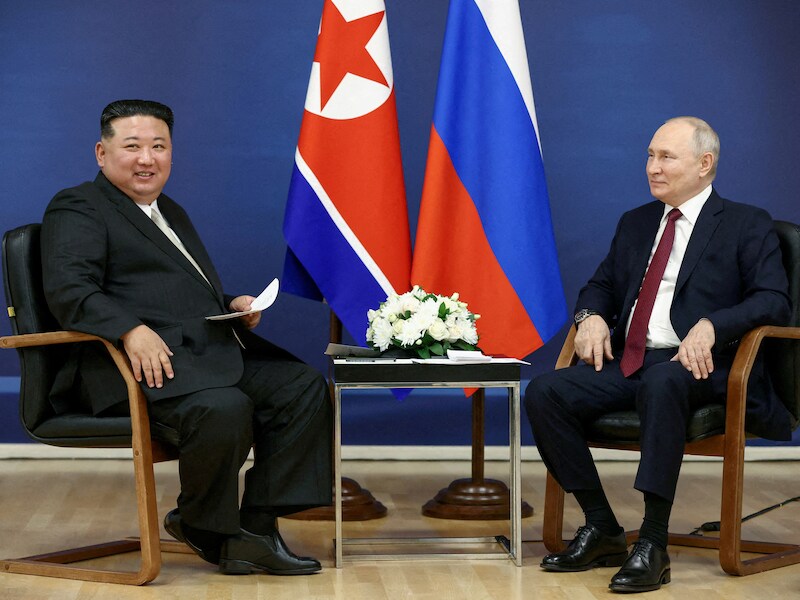 Kim Jong-Un (links) en Vladimir Poetin (rechts)