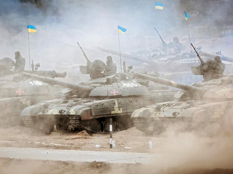 Militairen van het Oekraïense leger oefenen bij Kiev.