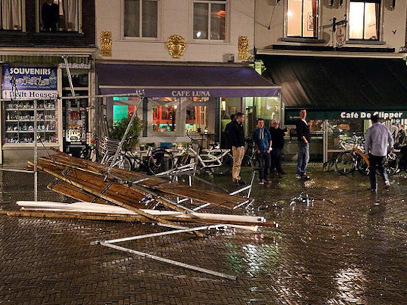 De puinhoop nadat de voetbalfans café De Clipper met een bezoek hebben 'vereerd'