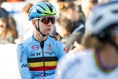 “Zoiets gaat snel rond, hé”: verkoudheid dwingt belofte Lore De Schepper tot opgave, moeten ook Remco Evenepoel en co op hun hoede zijn?