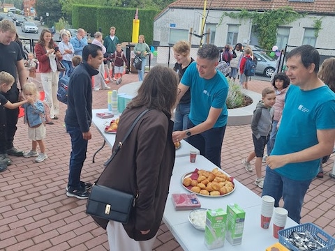 Ouderraad verwelkomt ouders met koffiekoeken op eerste schooldag in GO! Basisschool Klim-Op.