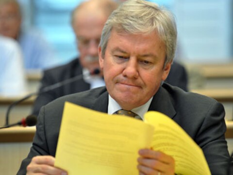 Minister Marcourt vindt de uitspraken van minister-president Peeters "onhoffelijk".