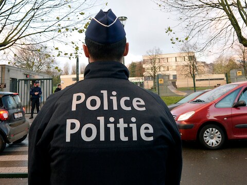 Een agent patrouilleert in de Brusselse wijk Molenbeek.