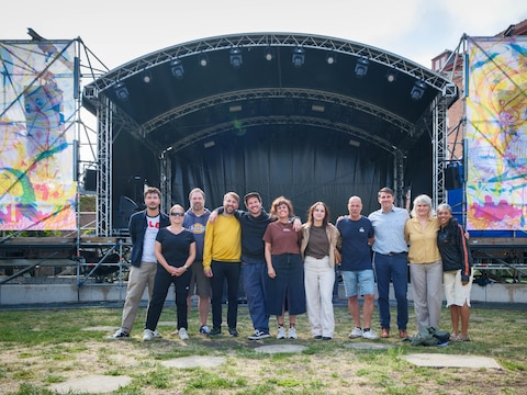 De organisatoren en pleinverantwoordelijken van Maanrock voor het podium van Moes