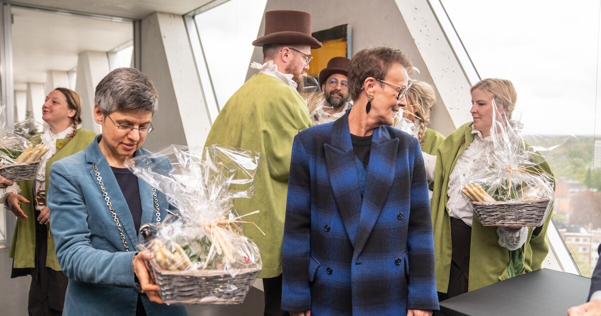 Gouverneur Cathy Berx proeft eerste Vlaamse asperges van het jaar ...