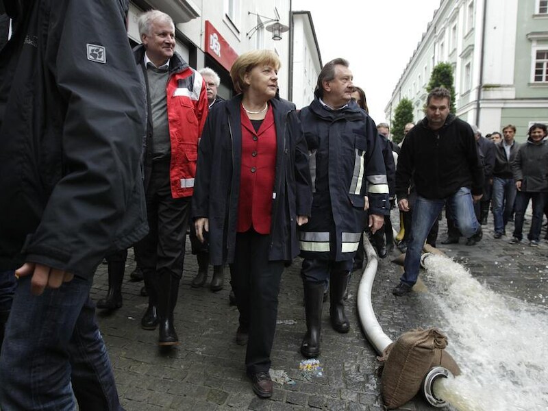 De Duitse Bondskanselier Angela Merkel tijdens haar bezoek vandaag aan de zwaargetroffen stad Passau.