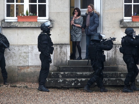 De speciale eenheid van de Franse politie houdt huiszoekingen in Longpont, een dorp met 294 inwoners, ten noorden van Parijs.