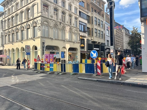 Aan het begin van de Veldstraat en op het Koophandelsplein wordt nog gewerkt aan nutsleidingen.  