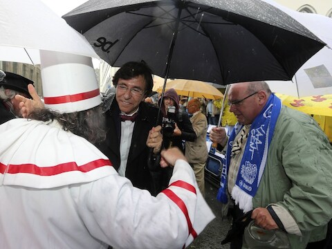 Premier Di Rupo was zaterdag van de partij voor de regenachtige openingsstoet van de 169ste Gentse Feesten.